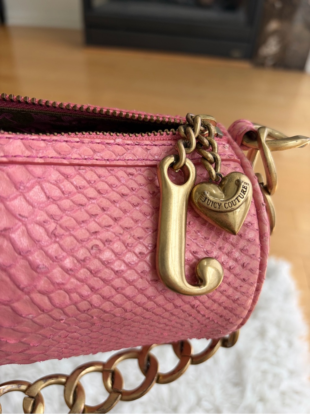 Juicy Couture Pink Y2K Vintage barrel bag with Gold Hardware. Collectible. Rare - Picture 5 of 15